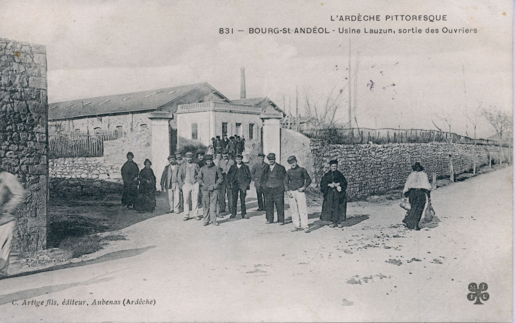 Usine Lauzun, sortie des ouvriers, sans date, Bourg-Saint-Andéol. 79 FI 2365.
